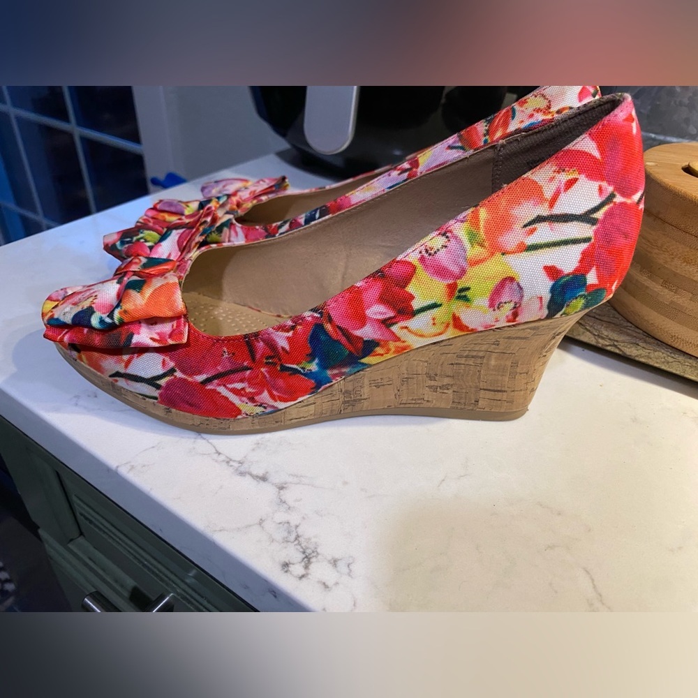NWT DexFlex Floral Cork Wedges Size 9 Multi-Color Peep Toe Sandals